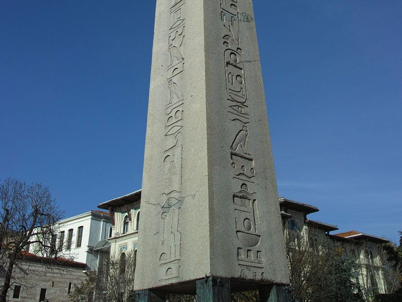 Çalışma masasında düzenlenmiş mermer küp ve taş blok örnekleri